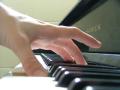 obrazek do "play the piano" po polsku